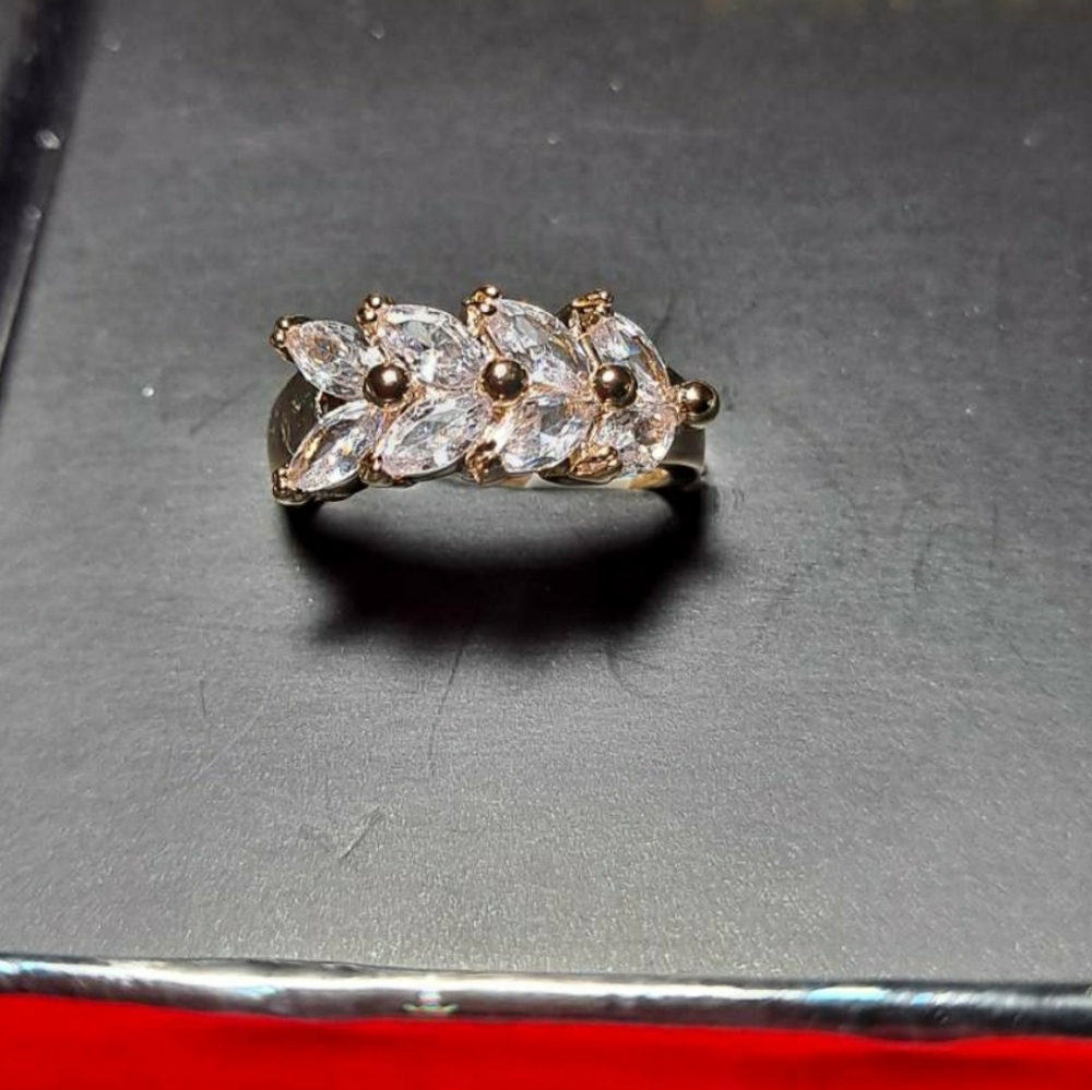 Beautiful Diamond Ring - Picture 2 of 2